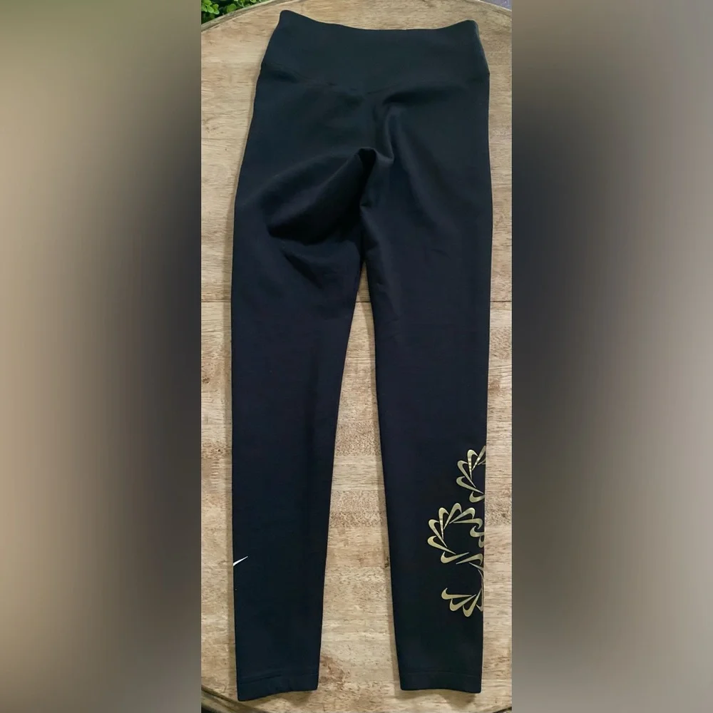 Nike Therma-Fit One Women’s Sz S Black‎ Mid-Rise Graphic Training Leggings